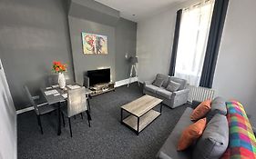 Large Ground Floor Apartment - South Shields - 3 Minutes From South Tyneside Hospital, 8 Minutes From Beach