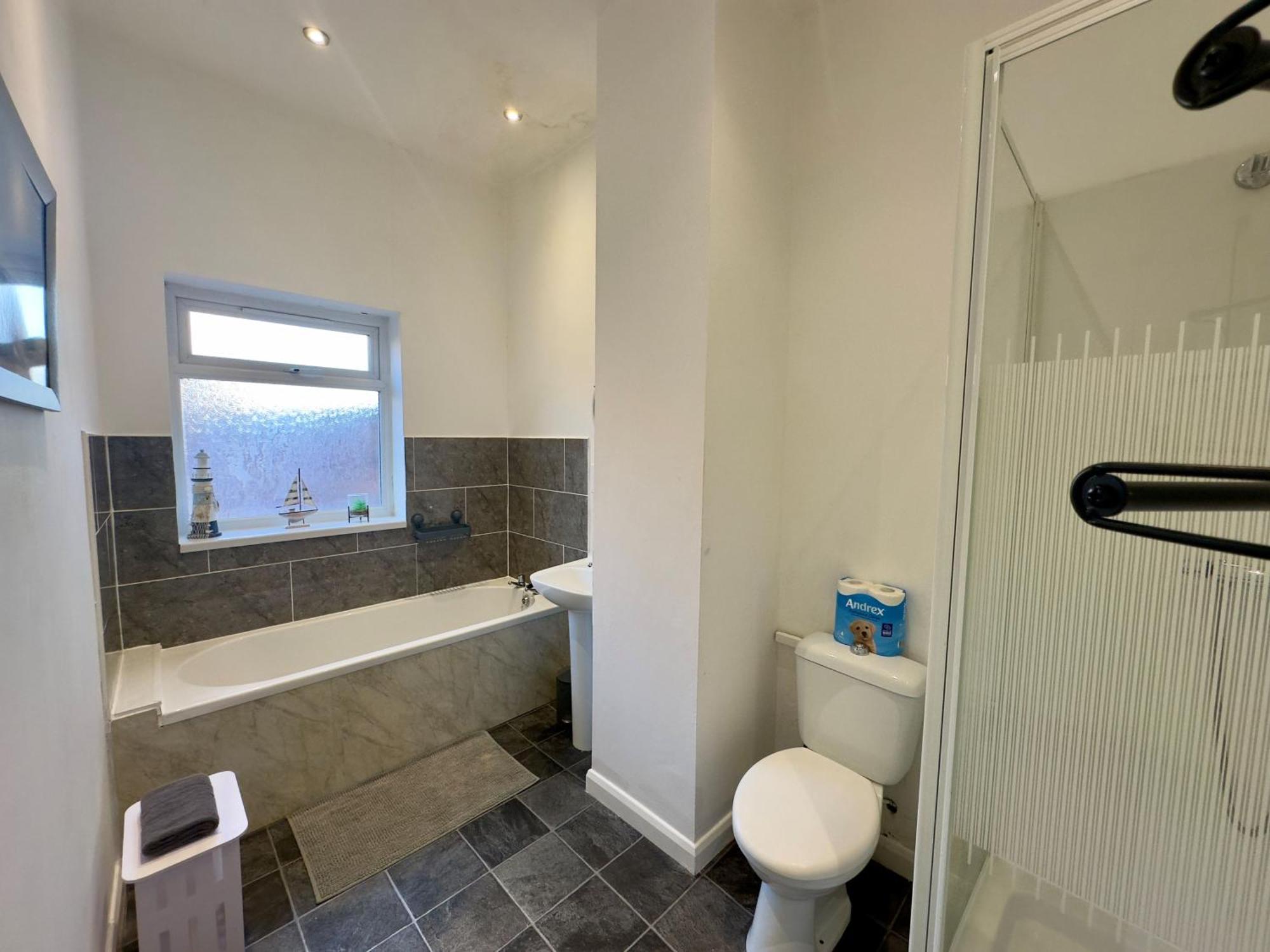 Large Ground Floor Apartment - South Shields - 3 Minutes From South Tyneside Hospital, 8 Minutes From Beach Exterior photo